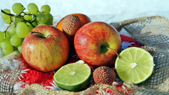 Обои картинки фото еда, фрукты,  ягоды, виноград, личи, яблоки, лайм