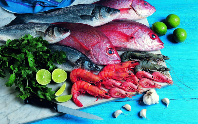 Обои картинки фото еда, рыба,  морепродукты,  суши,  роллы, петрушка, чеснок, лайм, креветки
