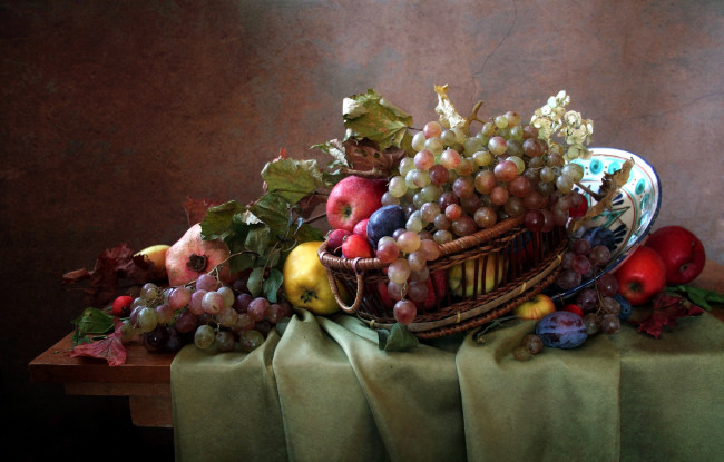 Обои картинки фото еда, фрукты,  ягоды, сливы, виноград