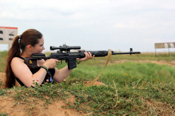 Картинка девушки -+девушки+с+оружием шатенка винтовка окоп