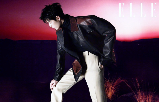 Обои картинки фото мужчины, xiao zhan, актер, куртка, брюки, закат, степь
