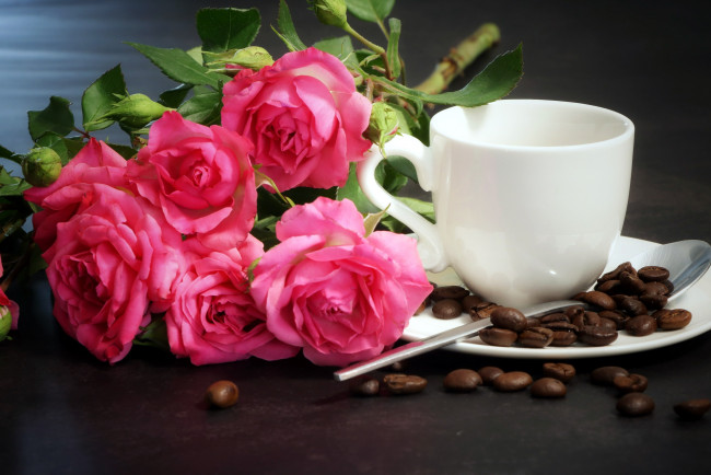 Обои картинки фото еда, кофе,  кофейные зёрна, розы, кофейные, зерна, чашка