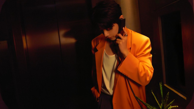Обои картинки фото мужчины, xiao zhan, актер, пиджак, телефон