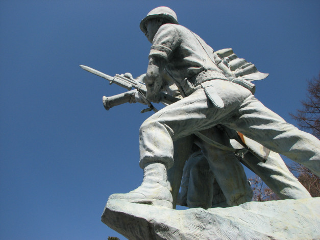 Обои картинки фото statue, dedicated, to, american, troops, at, bomunsan, города, памятники, скульптуры, арт, объекты