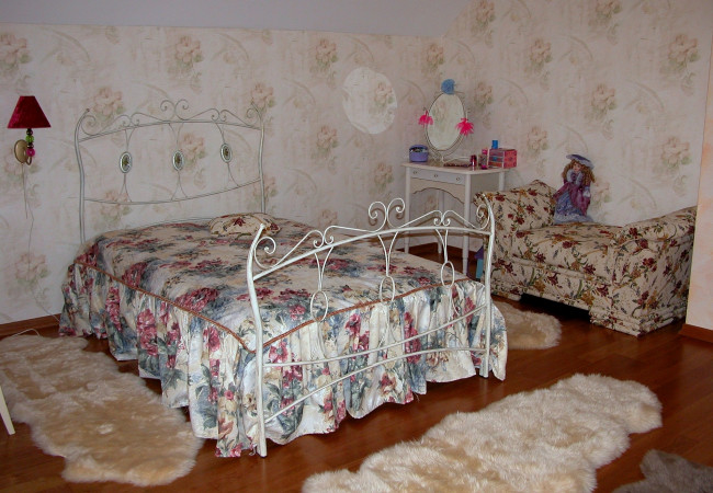Обои картинки фото интерьер, детская, комната, зеркало, кровать, коврики, кукла