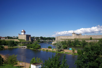 Картинка ивангородская справа нарвская слева крепости города дворцы замки пейзаж