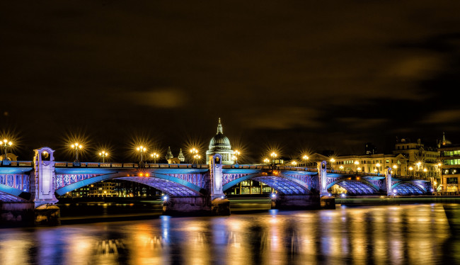 Обои картинки фото город, города, лондон, великобритания, темза, англия, собор, святого, павла, мост, фонари, отражение, река, ночь, освещение