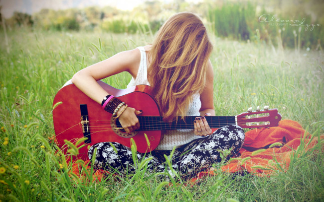 Обои картинки фото музыка, другое, трава, гитара, девушка