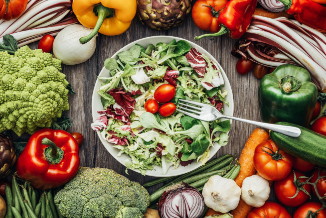 Обои картинки фото еда, салаты,  закуски, перец, помидоры, салат, овощи, вилка, томаты