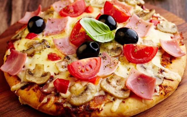 Обои картинки фото еда, пицца, ветчина, маслины