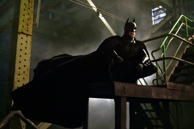Обои картинки фото кино фильмы, batman,  begins, бэтмен, завод, лестница