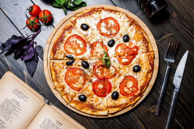 Обои картинки фото еда, пицца, базилик, маслины, сыр, помидоры