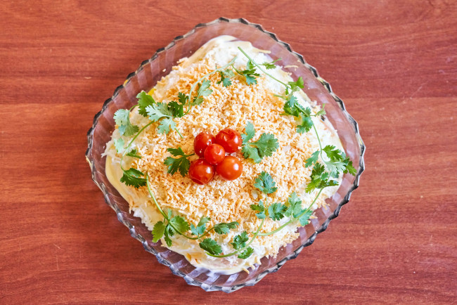 Обои картинки фото еда, салаты,  закуски, салатник, салат, тертый, сыр, петрушка