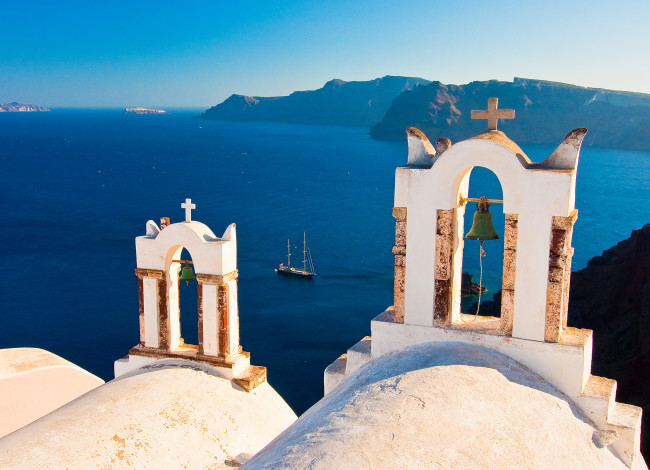 Обои картинки фото oia, santorini, greece, города, санторини, греция, ия, эгейское, море, яхта, колокола, острова