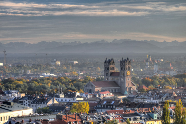 Обои картинки фото города, мюнхен , германия, дома, munich, башни, часы, деревья, горы, пейзаж