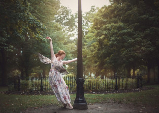 Картинка девушки -unsort+ креатив крылья платье рыжая танец столб