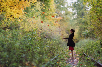 Картинка девушки -unsort+ брюнетки темноволосые шатенка жакет юбка каблуки осень железная дорога рельсы листья лес