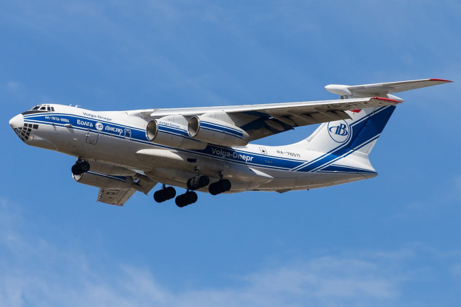 Обои картинки фото ilyushin il-76, авиация, грузовые самолёты, грузоперевозки