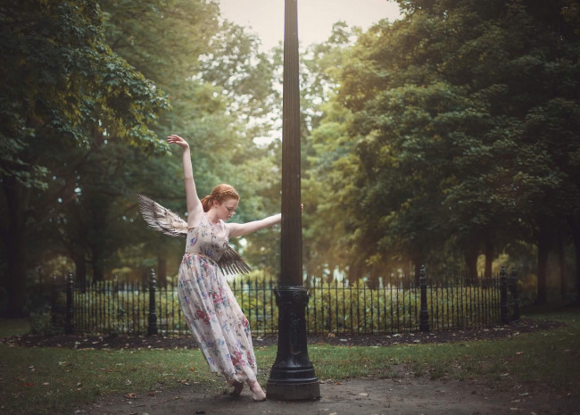 Обои картинки фото девушки, -unsort , креатив, крылья, платье, рыжая, танец, столб