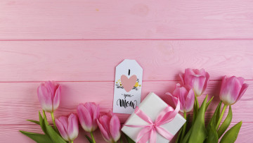 Картинка праздничные день+матери тюльпаны надпись подарок