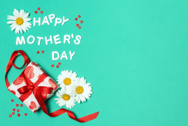 Обои картинки фото праздничные, день матери, ромашки, надпись, подарок