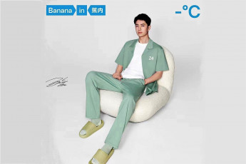 Картинка мужчины wang+yi+bo актер певец костюм тапки кресло