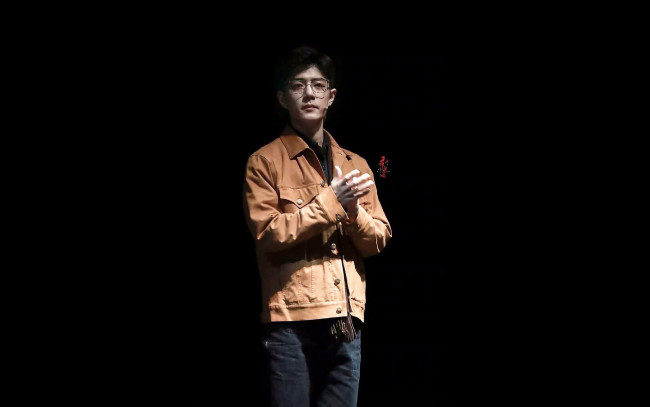 Обои картинки фото мужчины, xiao zhan, актер, куртка, очки, сцена, аплодисменты