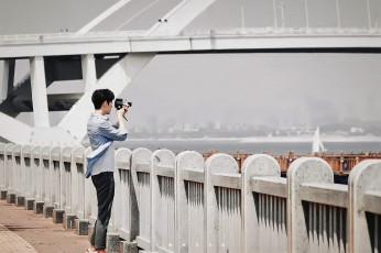 Картинка мужчины xiao+zhan актер камера мост ограда река