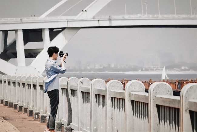 Обои картинки фото мужчины, xiao zhan, актер, камера, мост, ограда, река