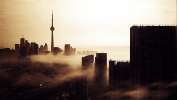 обоя buildings, foggy, sky, города, панорамы, туман, телебашня, улицы, здания, город, toronto, canada