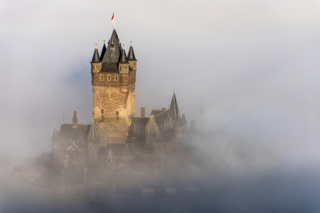 Обои картинки фото города, замки германии, germany, rhineland-palatinate, reichsburg, cochem, германия, туман, mist, замок, город, кохем, fog, haze