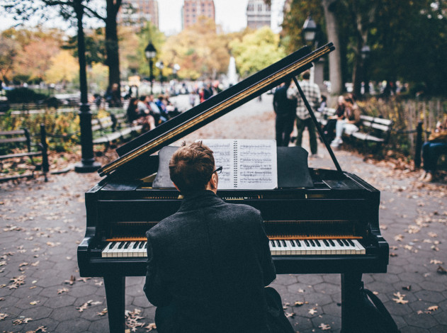 Обои картинки фото музыка, -другое, рояль, мужчина, улица