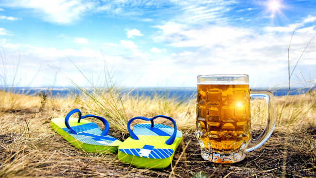 Обои картинки фото еда, напитки,  пиво, поле, небо, пиво, лето