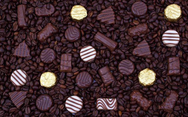 Обои картинки фото еда, конфеты,  шоколад,  сладости, шоколадные, зерна, кофейные, ассорти