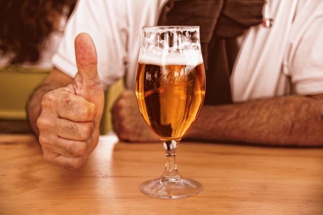 Обои картинки фото еда, напитки,  пиво, бокал, пена, пиво, жест