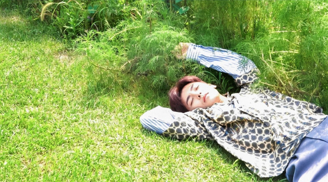 Обои картинки фото мужчины, hou ming hao, актер, рубашка, трава