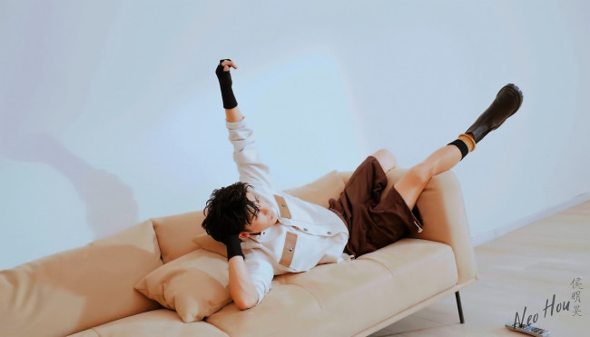 Обои картинки фото мужчины, hou ming hao, актер, шорты, диван