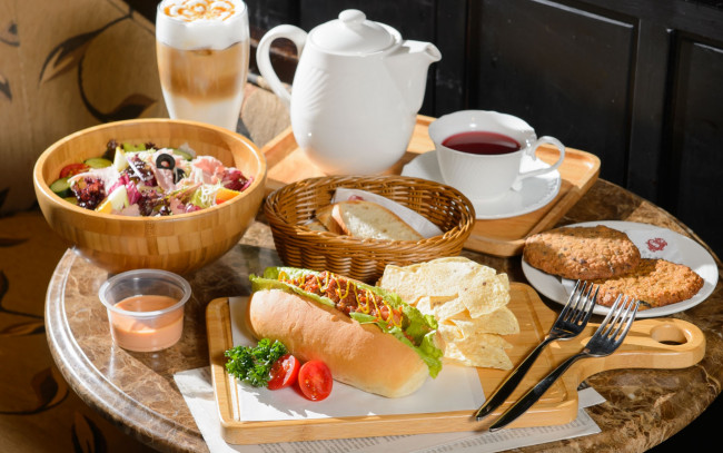 Обои картинки фото еда, сервировка, чай, сэндвич, чипсы, салат