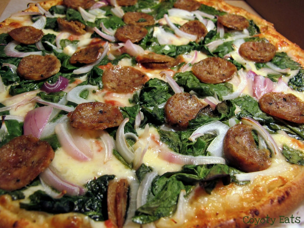Обои картинки фото еда, пицца, базилик, лук, колбаски