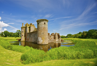 обоя caerlaverock, castle, scotland, города, дворцы, замки, крепости, пруд, шотландия, руины