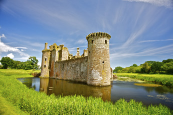 обоя caerlaverock, castle, scotland, города, дворцы, замки, крепости, руины, шотландия, пруд