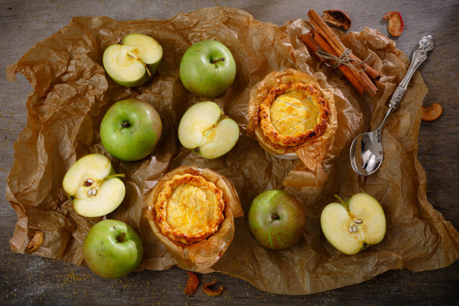 Обои картинки фото еда, пироги, яблоки, корица