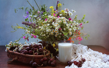 Картинка еда натюрморт букет полевые цветы лето вишня молоко стакан