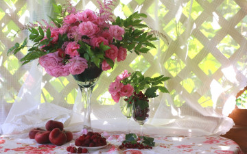 Картинка еда натюрморт персики малина смородина розы букет веранда лето