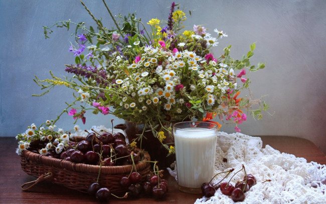 Обои картинки фото еда, натюрморт, букет, полевые, цветы, лето, вишня, молоко, стакан