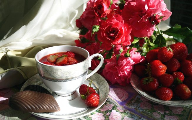 Обои картинки фото еда, натюрморт, ягоды, печенье, чашка, компот, клубника, розы, лето