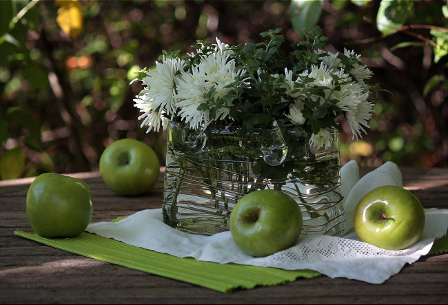 Обои картинки фото еда, Яблоки, хризантемы