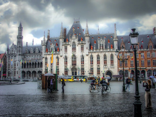 обоя города, брюгге , бельгия, зонтики, прохожие, дождь, здание, старинное, площадь