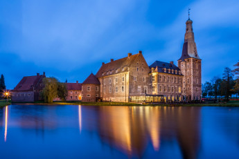 Картинка германия города -+огни+ночного+города здания деревья фонари водоем