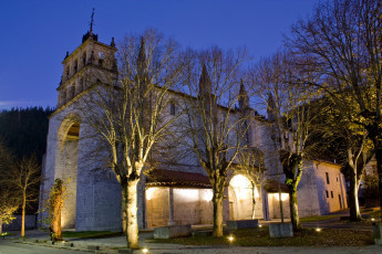Картинка испания города -+католические+соборы +костелы +аббатства фонари деревья
